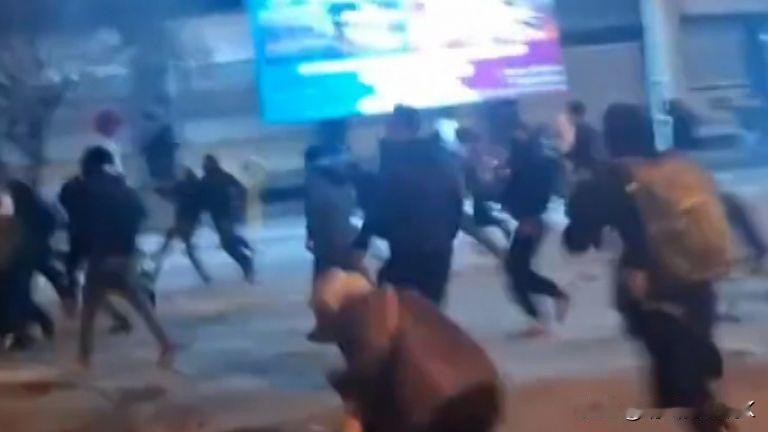 伊朗在“上膛”警告后威胁特朗普
伊朗外交部指责美国总统对最近几天抗议活动的反应“