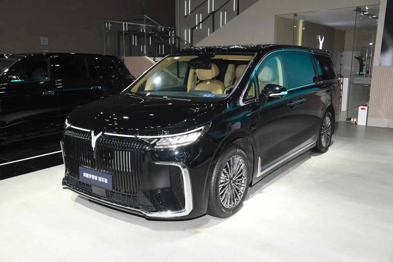 前些日子抽空到线下门店试驾了岚图梦想家PHEV，开完心里感触还挺多。这么一台大块