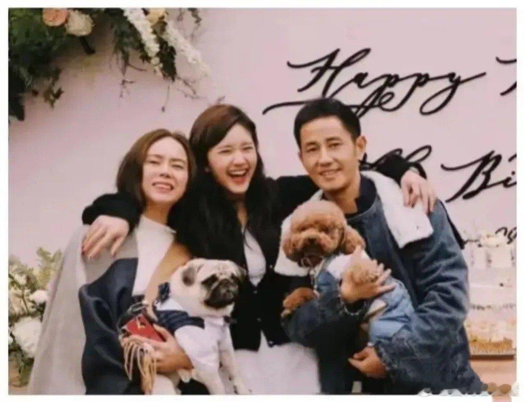 赵露思的一家:1.父亲，赵公明，四川成都人，是个商人，在当地很有名。2.母亲，是