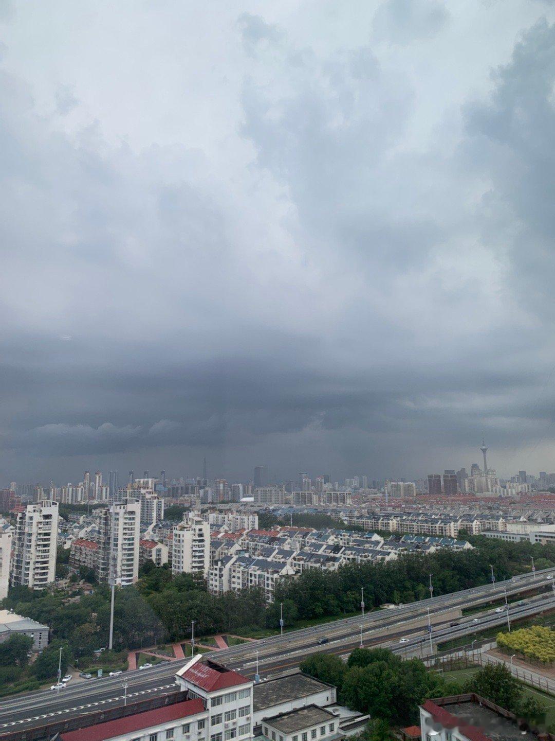 没开车没带伞大概23:00下班，怎么破  ​​​