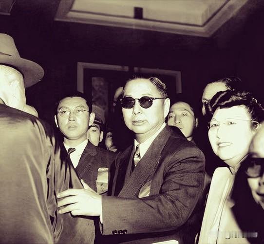 1949年，国民党兵败如山倒。蒋介石卷走黄金、带走嫡系，飞往台湾。他通知了几乎所