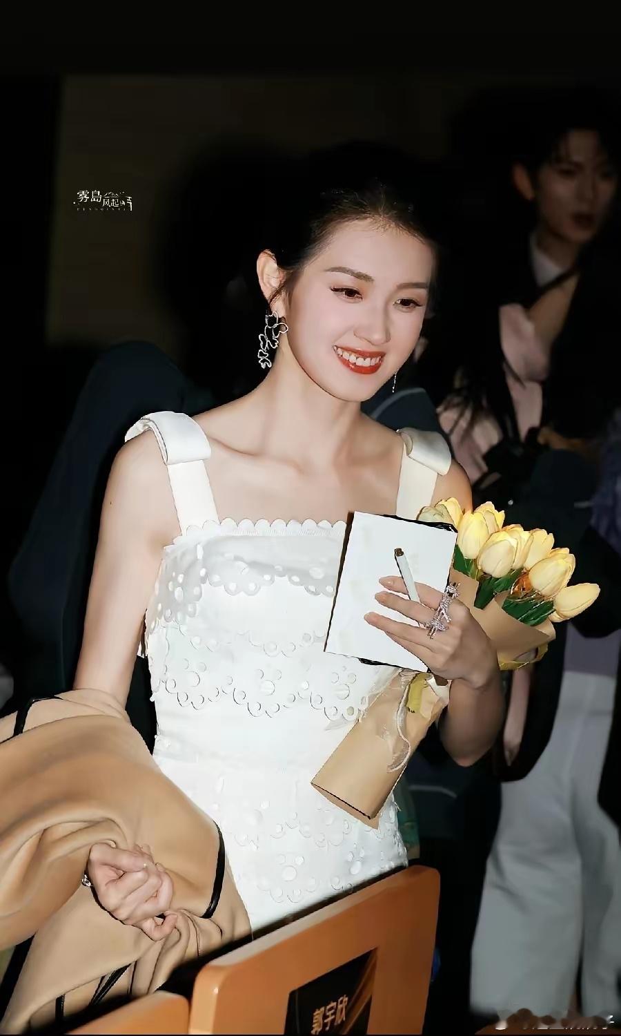 果然人一定要多读书啊红果短剧那个红毯，主持人问“通往幸福的门是什么门”，她脱口而