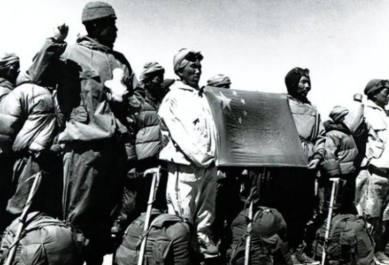 1960年，周总理在尼泊尔因珠峰的归属问题，哑口无言，后来，中国为此组队214人