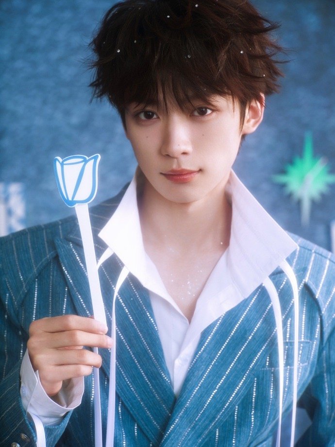 梓渝碎钻条纹蓝色套装造型梓渝为这场泸州相见击个掌 梓渝为这场泸州「相见」击个掌，