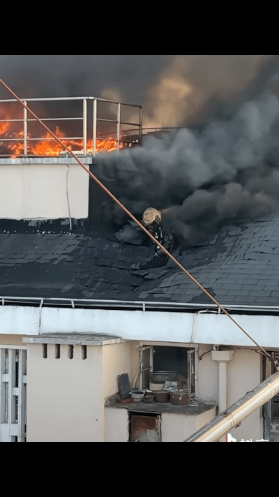 “泪目了！”2月3日，上海一居民住宅发生火情，接警后，消防员赶赴现场处置，有网友