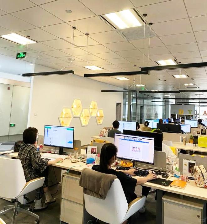 职场中的扎心真相：

1．职场不看苦劳，只看功劳，你越懂事，越没人把你当回事。