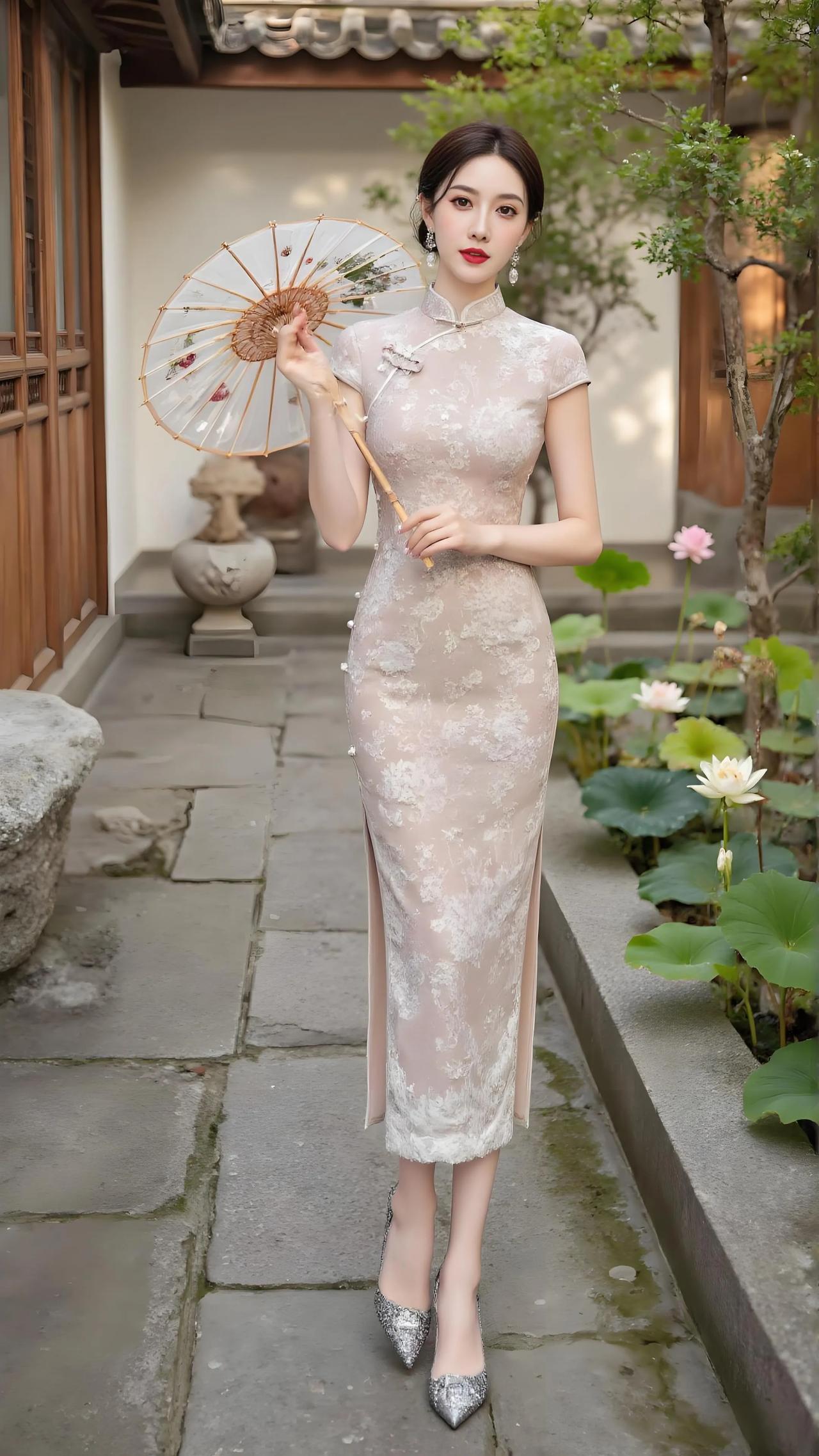 粉裙摇曳伞生风，莲步轻移过小庭。

罗衣映水娇如许，半卷珠帘待月知。

裙裾拂柳