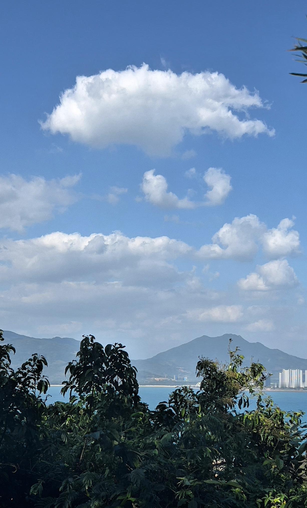 【原创】蓝天白云，绿树掩映，远山如黛，心旷神怡。