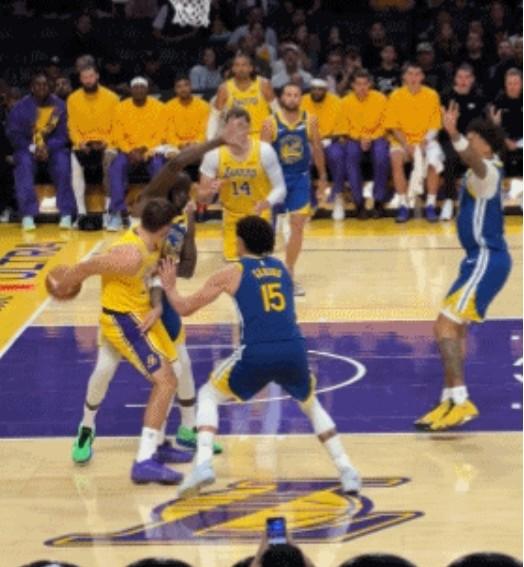 东契奇轻巧背传，凯斯勒又扣一个！

全场比赛，凯斯勒12中12，是湖人队史自张伯