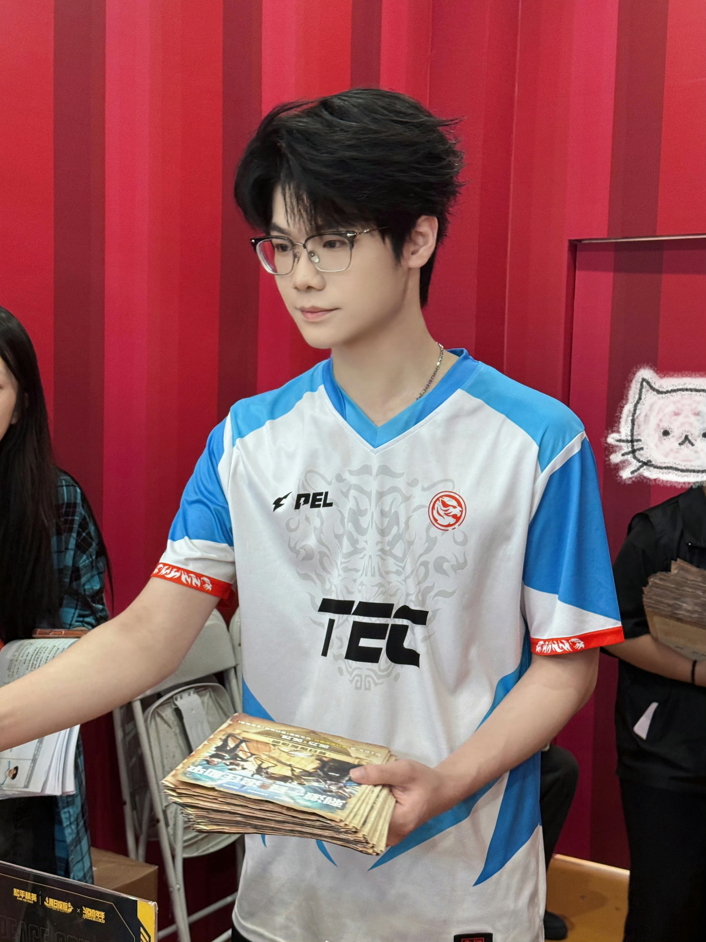 2026PEL夏季赛期间，选手oo33身着蓝白新队服亮相，队服正面印有PEL与T