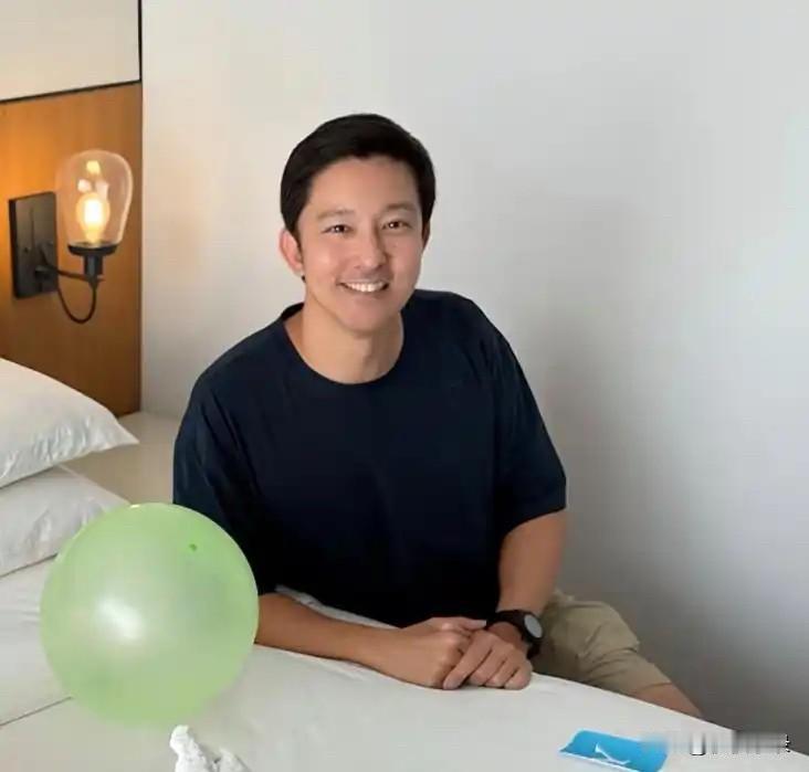 立威廉和家人庆祝生日，从背后抱着10岁女儿，父女俩的长相非常像！[得意][得意]