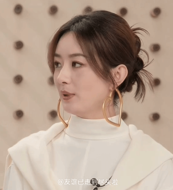 赵丽颖今晚直播🈶，金色超大心形耳环配白色毛衣，这个造型打几分？ ​​​