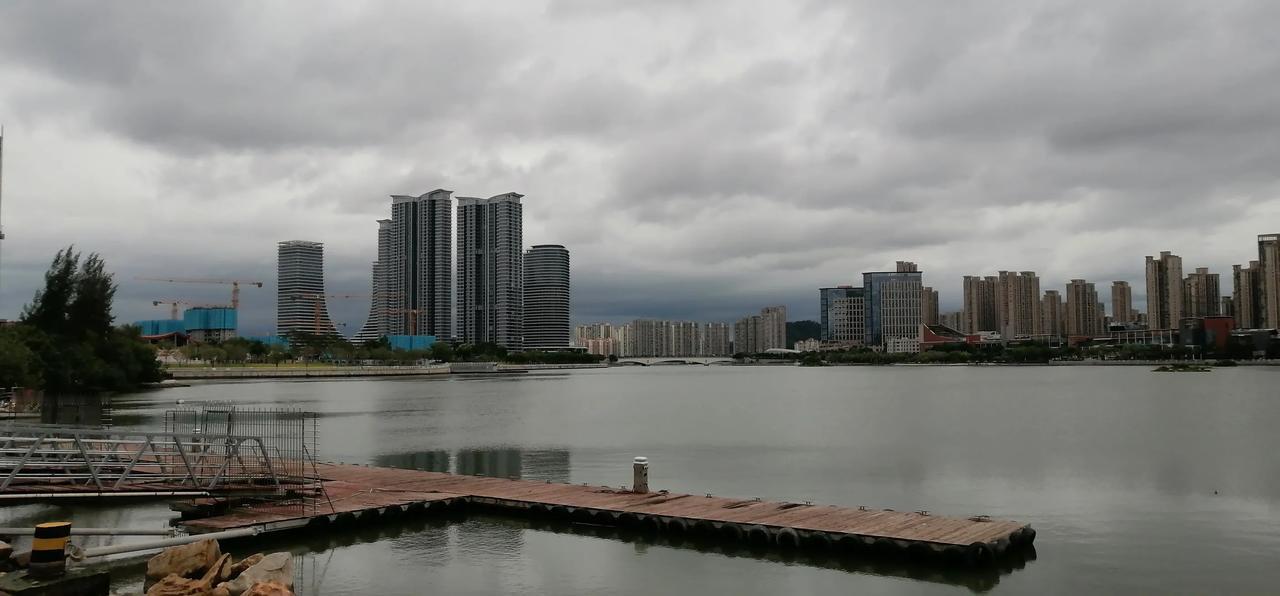 到一家银行的柜员机上取钱。
取完之后，准备离开，发现台面上一个小布包，颜色与柜员