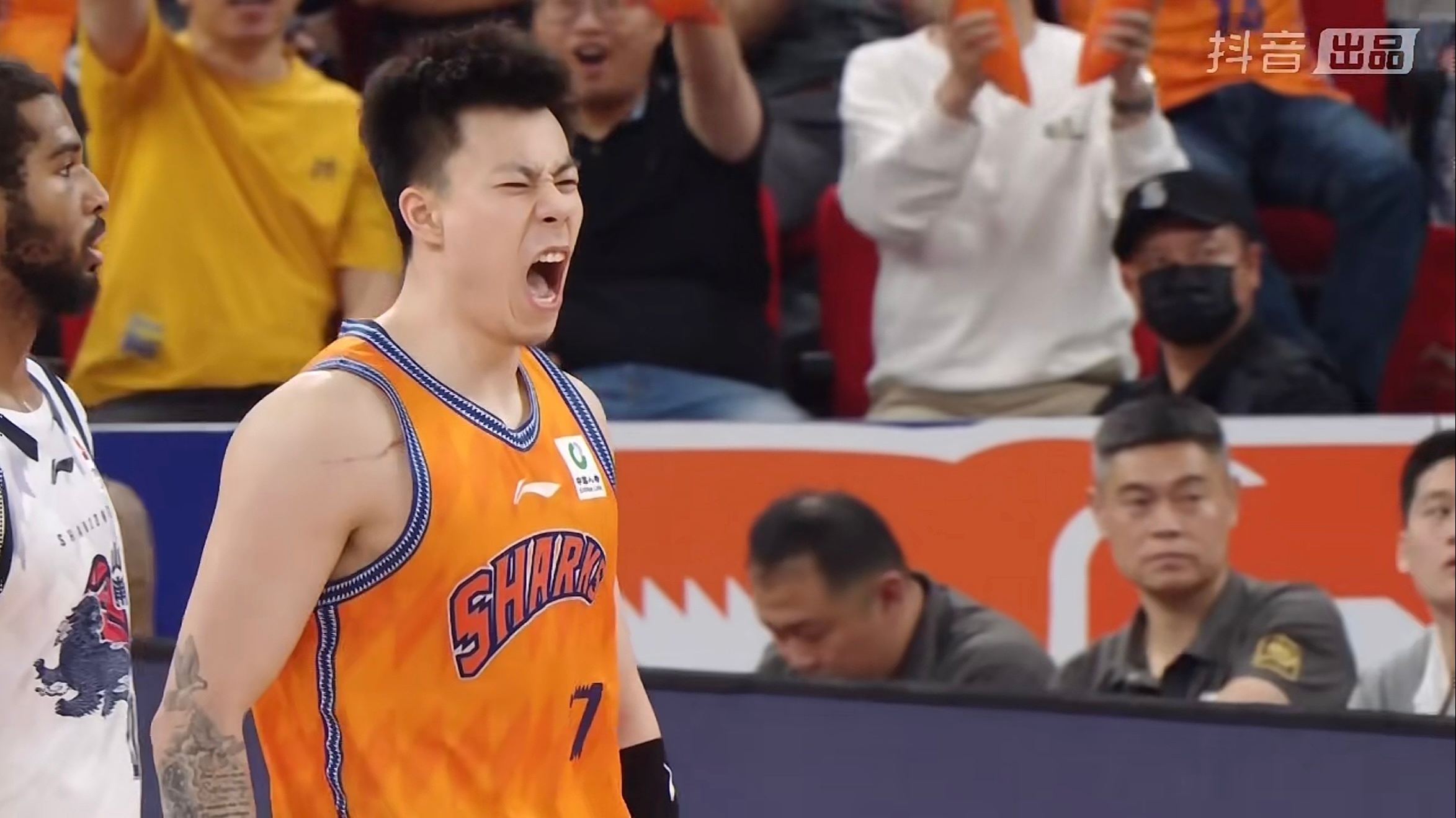 上海久事男篮延续主场不败，不过昨天的比赛确实对他们来说赢得没那么简单，一方面是自