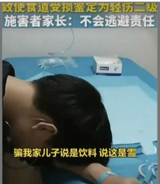 浙江宁海，14岁初二校篮球队男孩打球归来，满头大汗,同桌笑着递来一瓶"雪碧"："