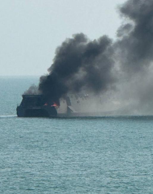 伊朗海军要成为一个历史名词了，伊朗双体隐身型导弹舰遭命中，发生大爆炸后沉没海底！