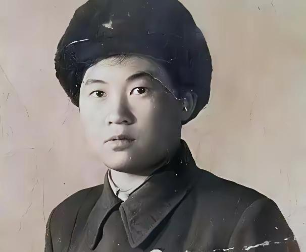 [月亮]“1950年，女兵失血休克被按在手术台，死死攥住男医生手腕吼：‘换女医生