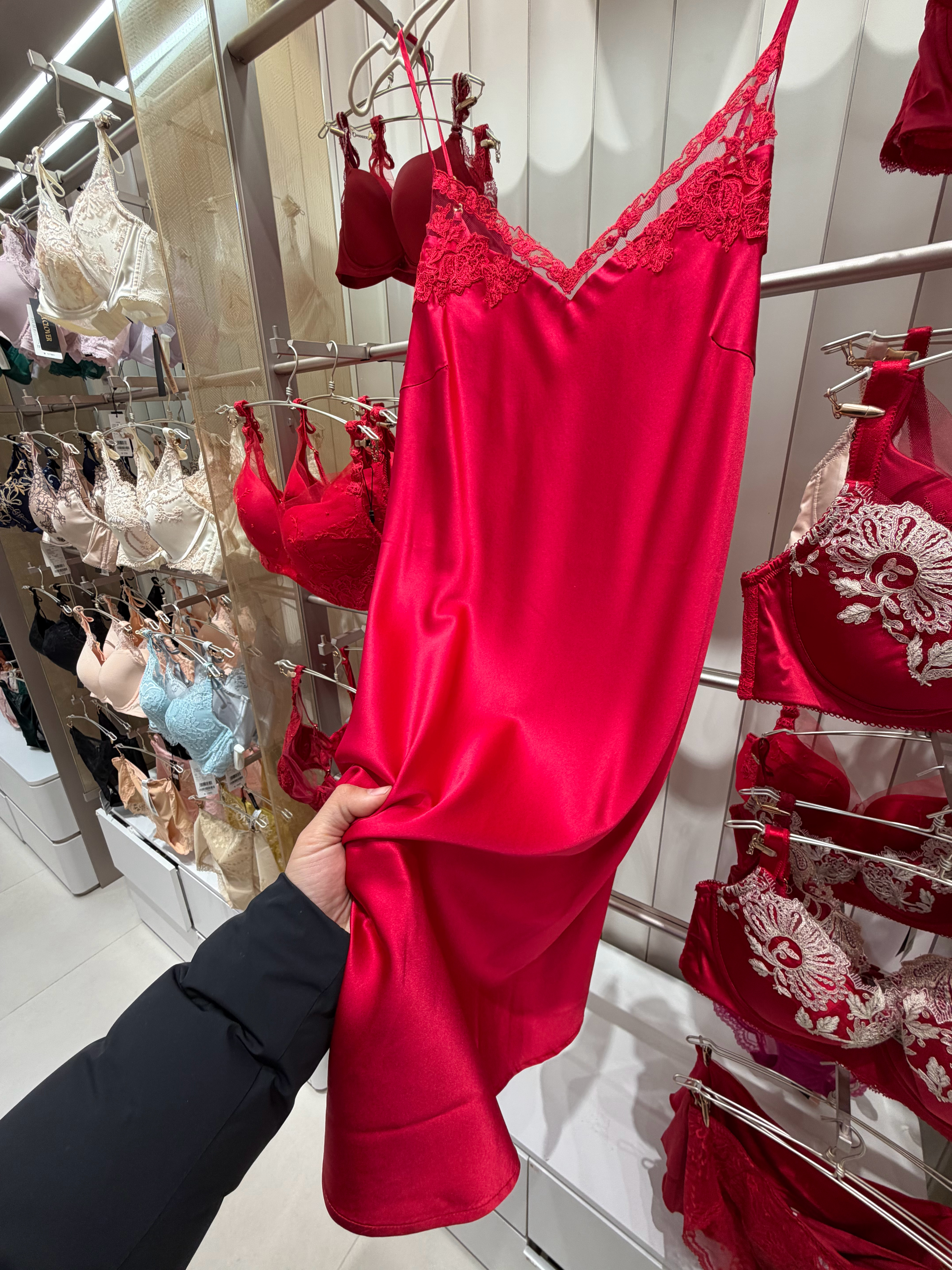 我妈本命年 陪小吴给我妈买个红睡衣我想给小吴买个这个 太华丽了