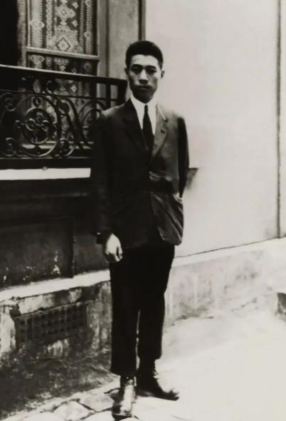 蒋介石曾想动周恩来，可黄埔学生不答应，胡宗南跪过、杜聿明服过，动他？整个黄埔嫡系