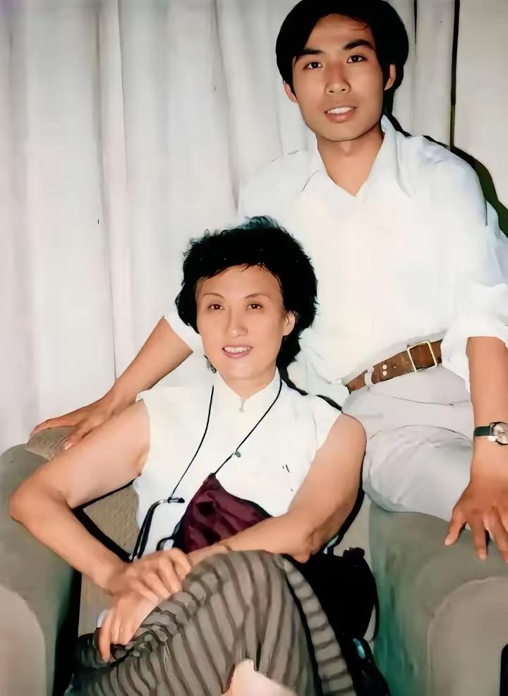 王铎：黄宗英与儿子赵矛
这是电影演员黄宗英与大儿子赵矛的一张合影。
赵矛出生于1