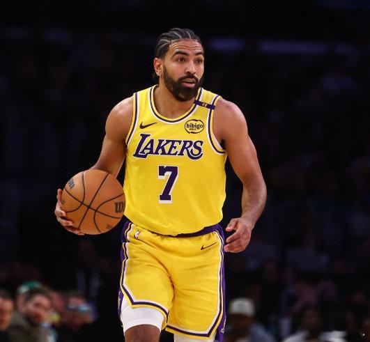 NBA常规赛，湖人客场127比120击败国王。赛后球队主帅雷迪克接受了媒体的采访