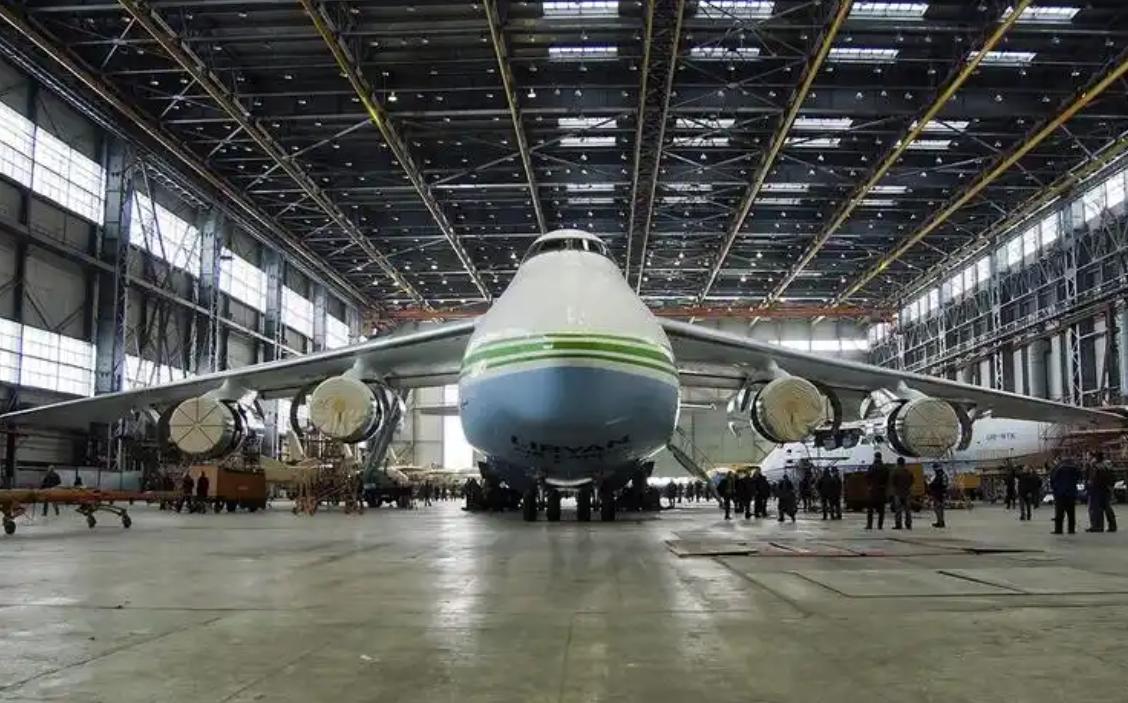 【空中巨兽的涅槃重生】苏联航空工业的巅峰之作——安-124"鲁斯兰"，在安-22