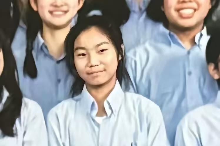 宗婕莉学生照曝光！
难怪宗馥莉会那么恨他们，原来宗婕莉初中前是在杭州上的学，还在