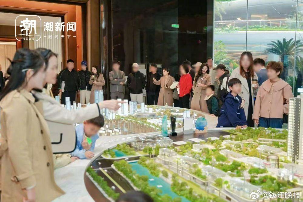 【#3月杭州楼市回暖明显#】3月过半，楼市暖风吹不停。上周末，杭州多个新盘售楼处