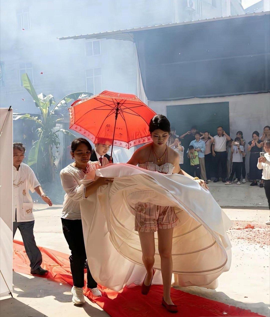 新娘这大裤衩不要把新郎吓跑了！这工作人员故意的吧？ 