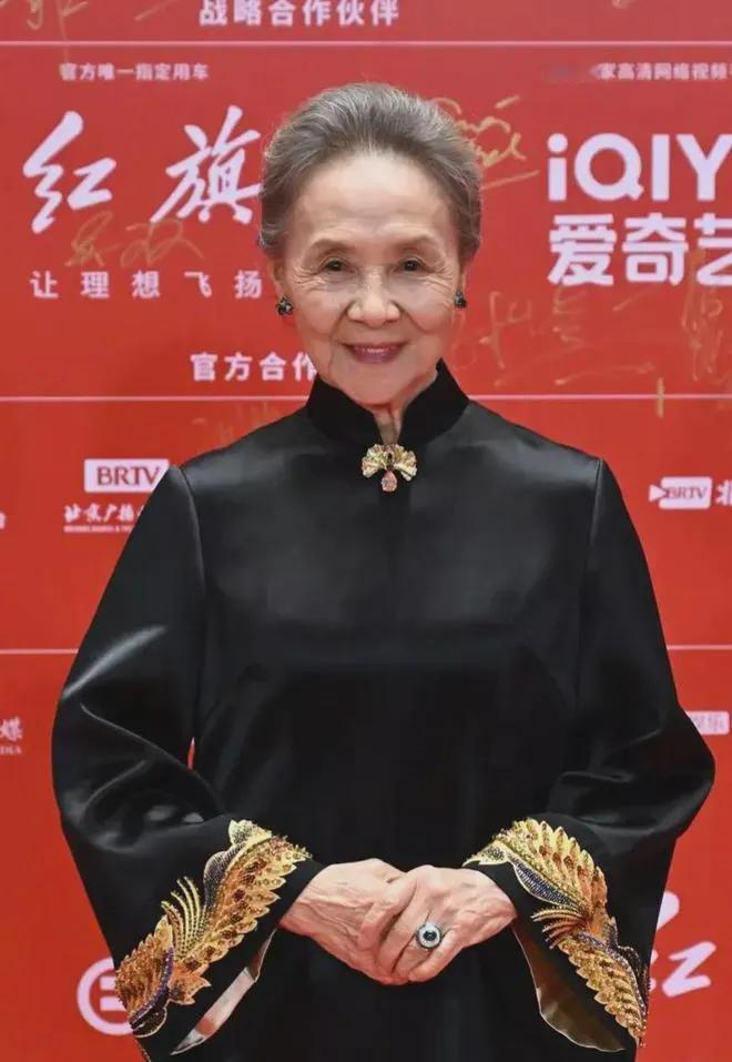 演员，吴彦姝说，我在演戏的时候，我没想过我八十多岁了我要小心点儿，平时我还打篮球