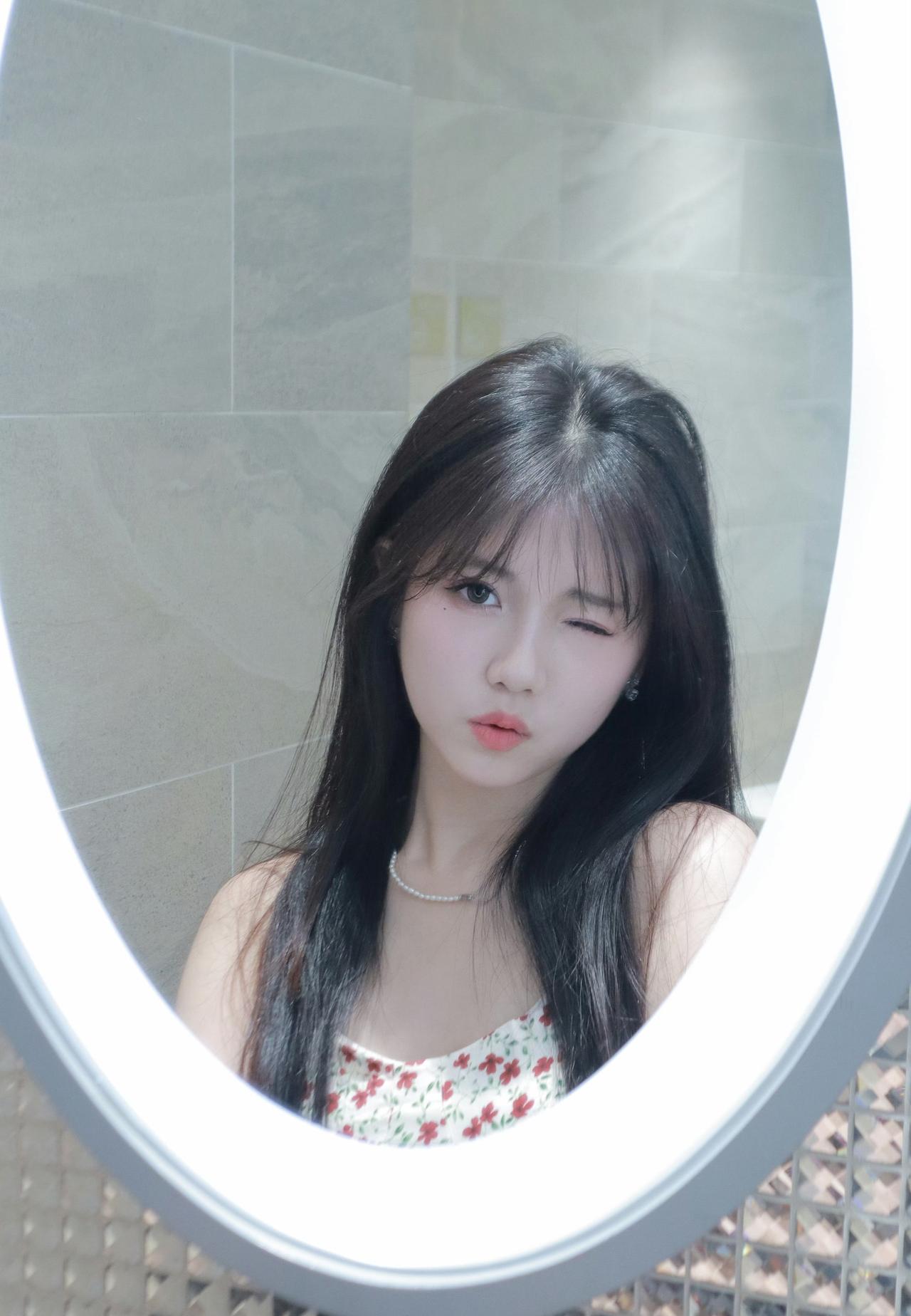 别问，问就是被镜子里的自己拿捏了！[呲牙]
镜子：你有点可爱，麻烦控制一下。[害