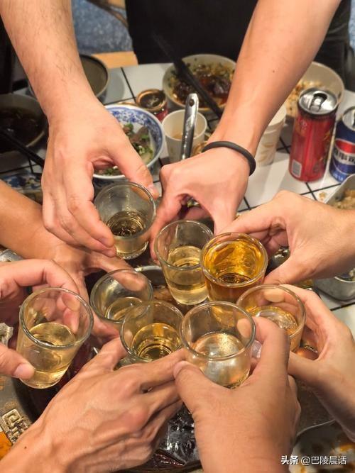 人心冷暖，贵在相知相守
 
近日老友请老同事聚餐，我翻看参会名单时，发现唯独少了