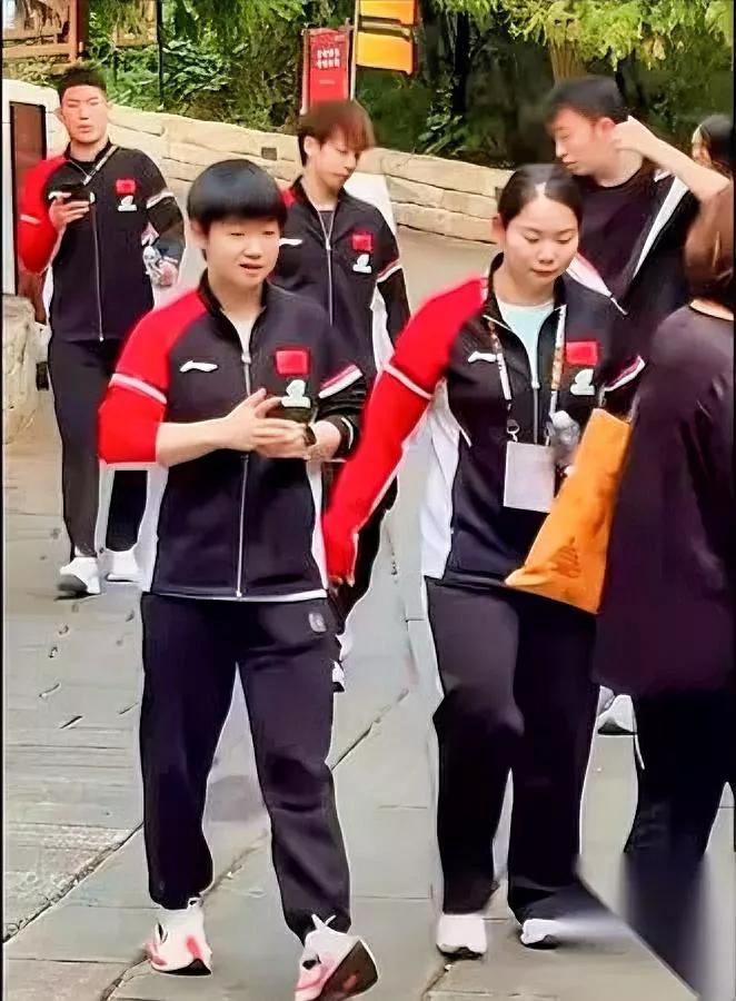 孙颖莎下山被