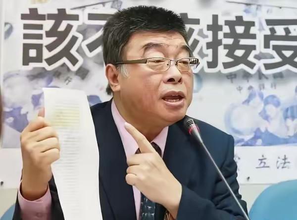 邱毅再度回应黄智贤: 你曾经也说过，等到有一天那些人会连夜绣红旗！可是当有人高举