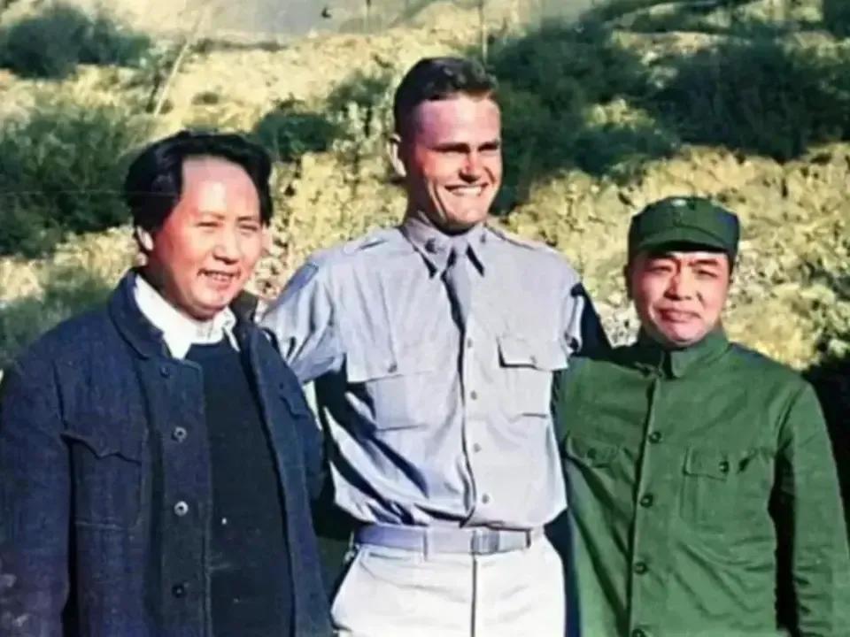 1944年，彭老总与毛主席和美军观察组成员在延安合影。“谁敢横刀立马？ 唯我彭大