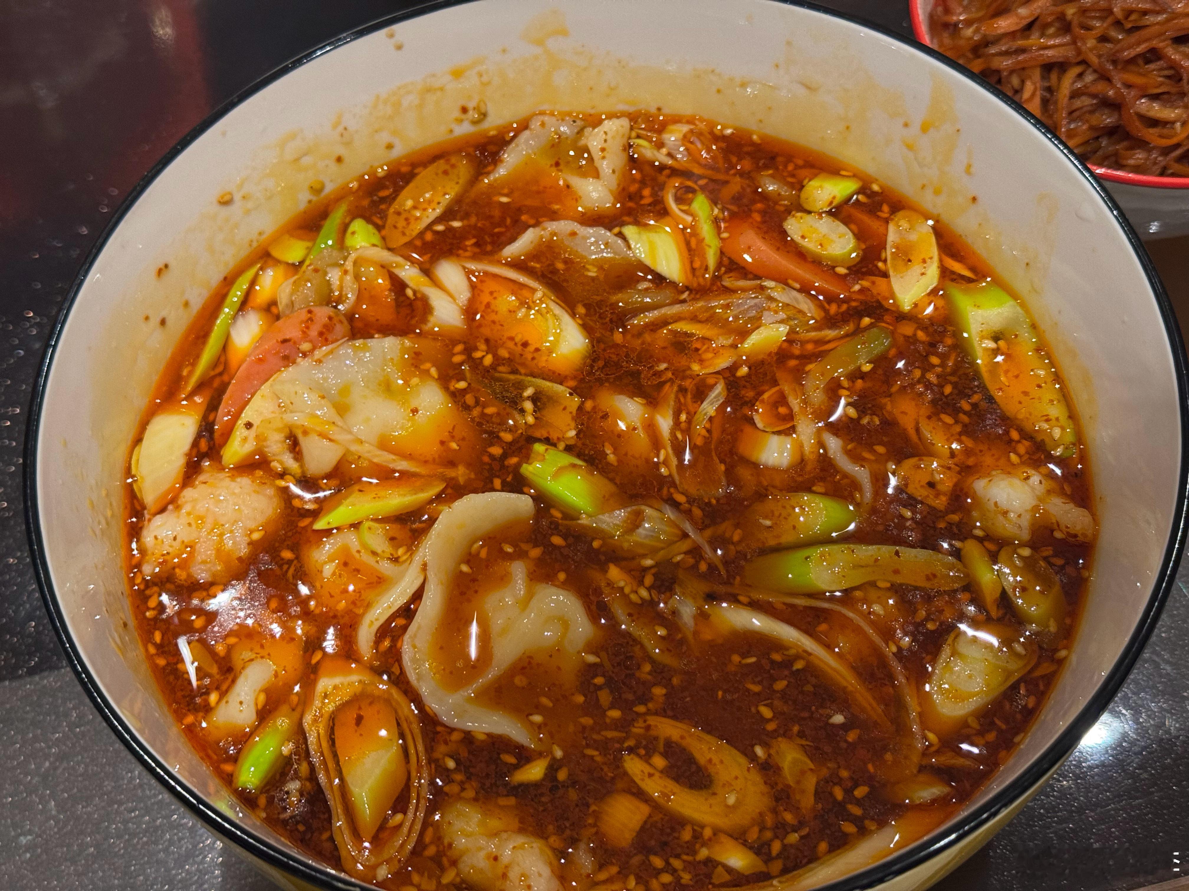 吃上饺子了家人们像这种外边买的速冻水饺，口感没有家里包的鲜，所以我一般都会做酸汤