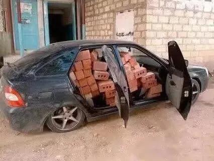 朋友家盖新房  我开他的车  给他拉点砖头！！！！