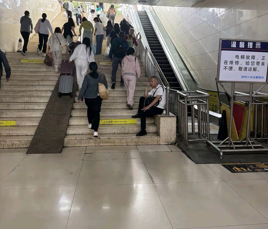 年年投诉，次次承诺，次次没有结果，一个省会城市缺一部电梯钱吗？这说的就是郑州火车