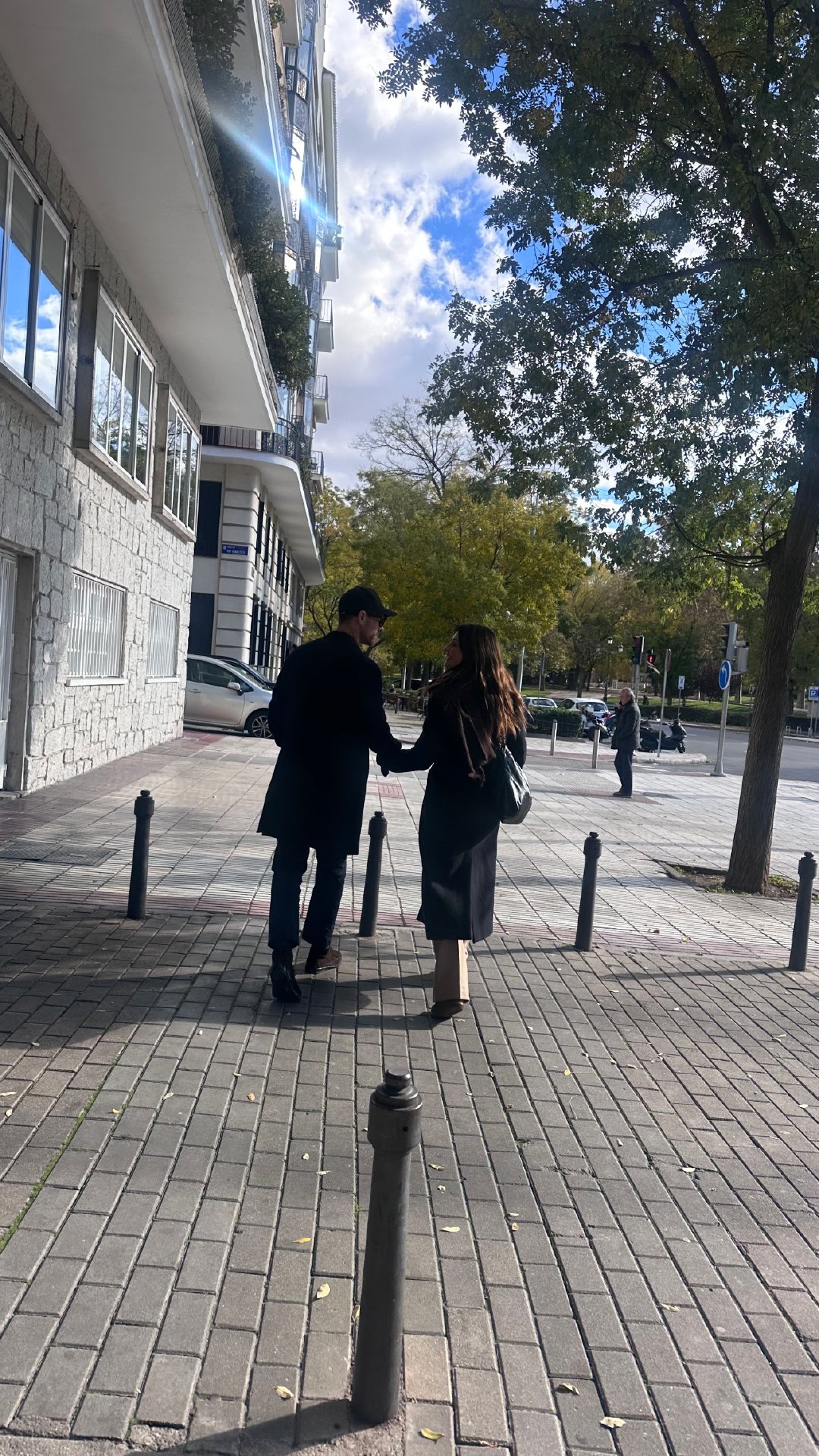 阿隆索和妻子外出逛街。