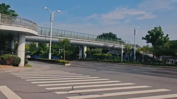 扬州太平路天桥计划九月整体翻新
扬州太平路天桥投用多年，两侧非机动车塑胶坡道老化
