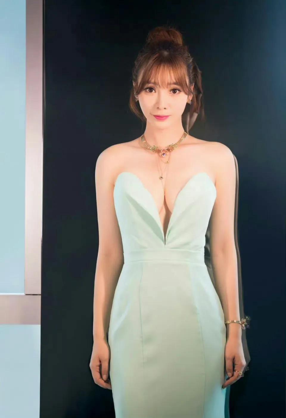 毫无疑问，
柳岩是整个娱乐圈最适合戴项链的女星。