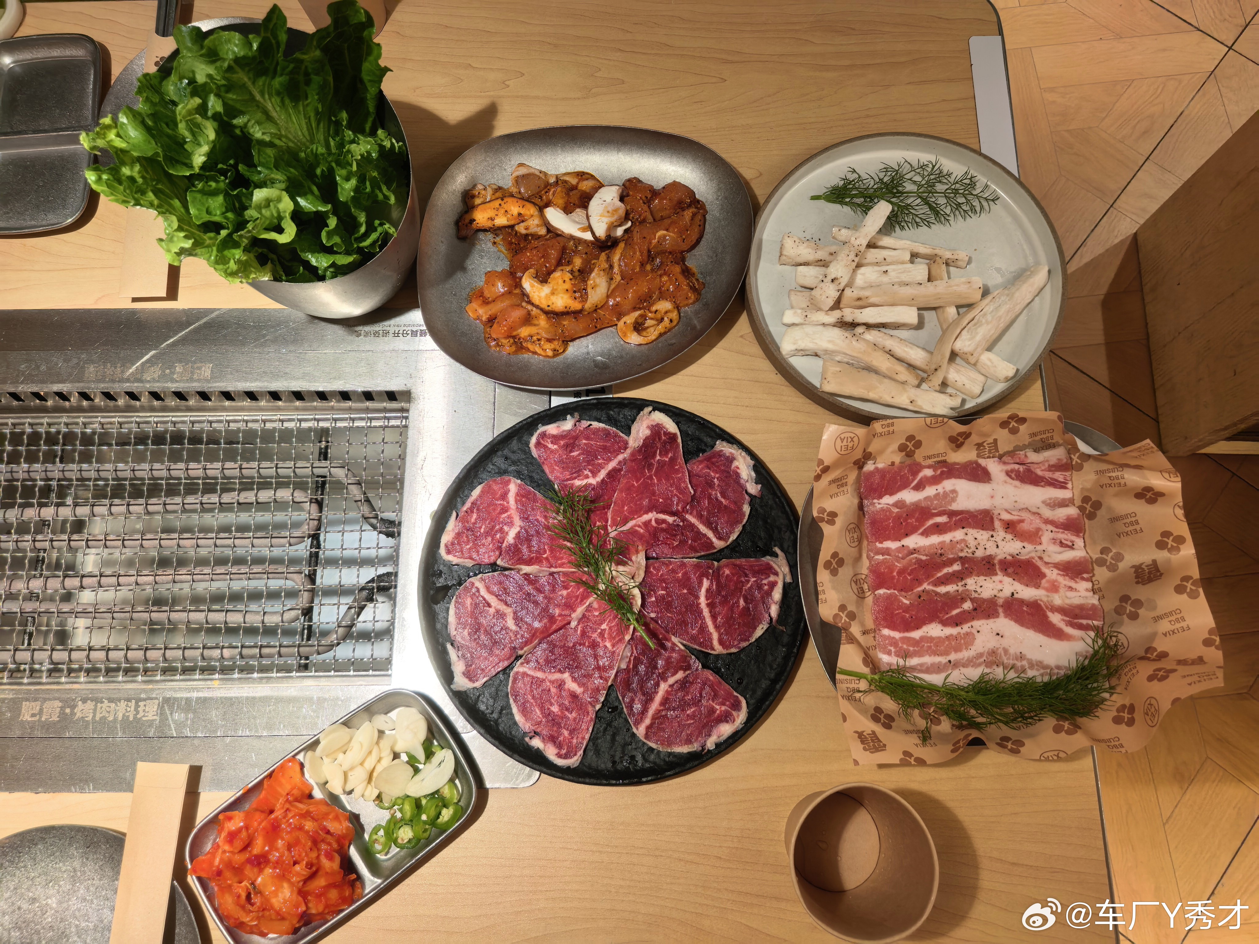 上周就馋烧烤，是因为想起在东北时，坐在窗边，看窗外纷纷飞雪，温暖的室内喝热茶吃烧