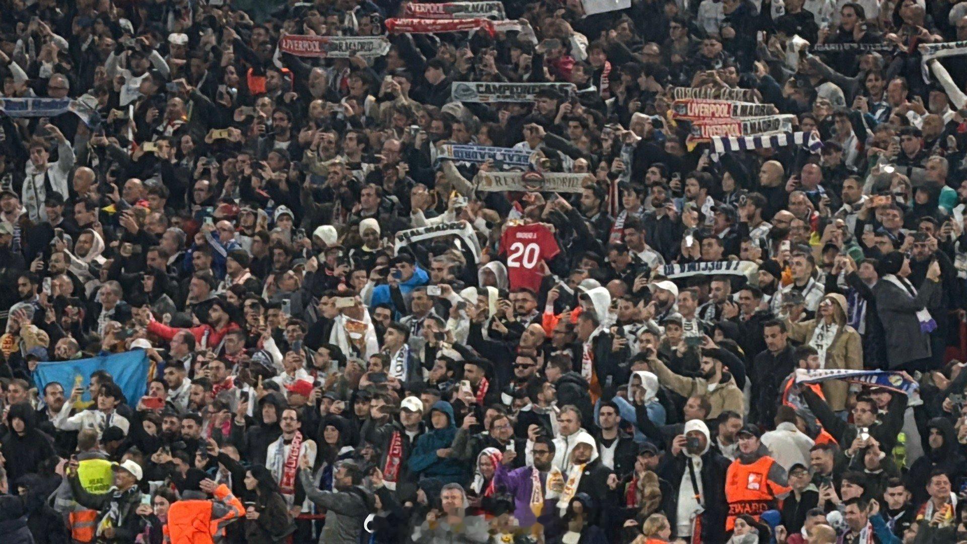 唱队歌的时候，皇马球迷高举着若塔的球衣[祈祷]这俩球队球迷一直是场上事归场上事，