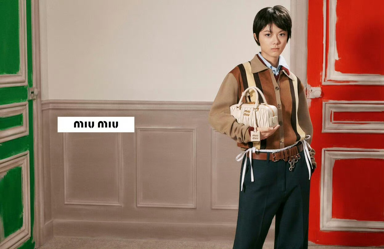 品牌大使赵今麦演绎Miu Miu手袋系列大片，首次尝试超短发造型，麦麦的时尚表现
