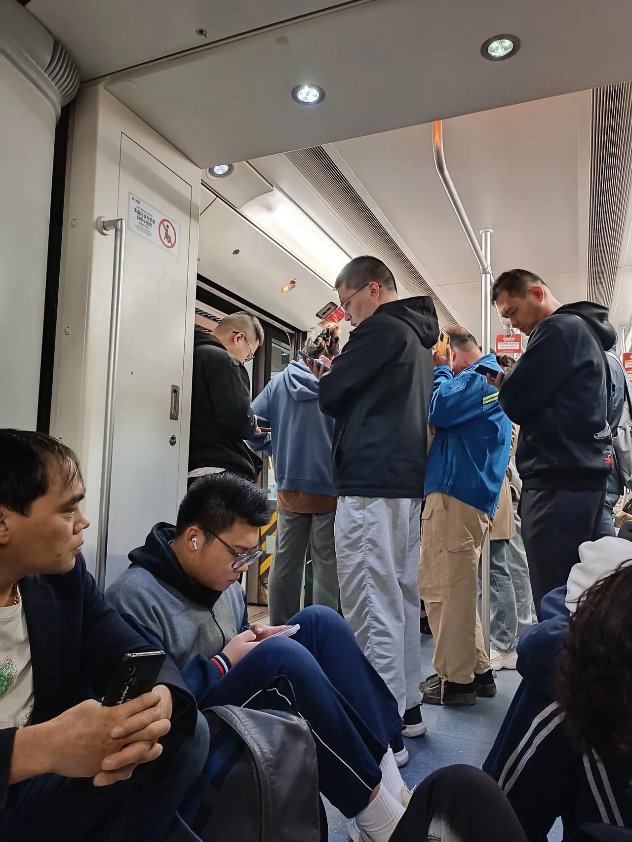 明天早晨，上地铁，在车辆里两个女人，就吵了起来，其中一个上海女人说👩外地女人推
