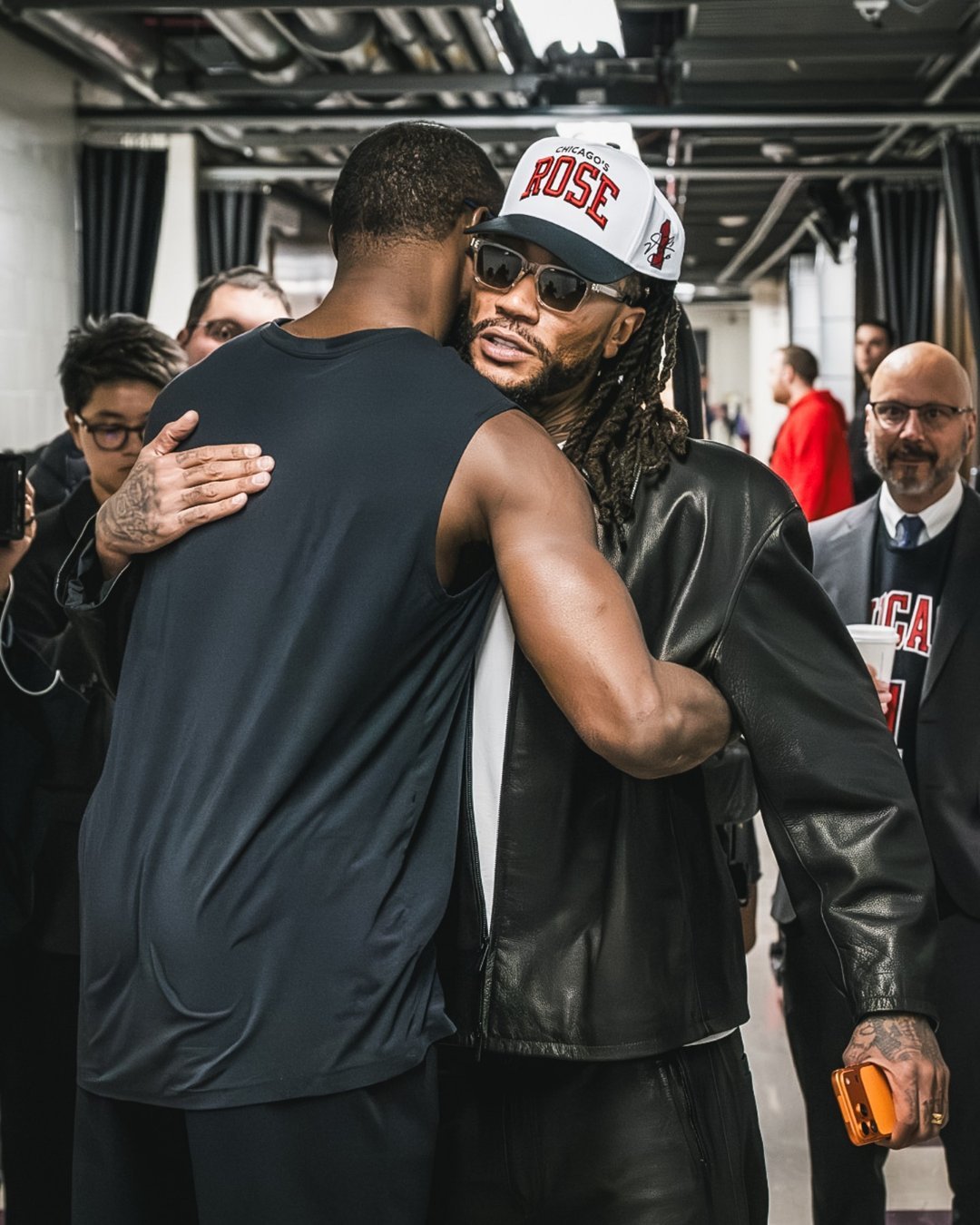 赛前，杰伦-布朗在球员通道找到了罗斯，向他表达了祝贺。凯尔特人官方晒出了杰伦-布