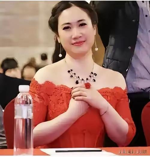 王铎：芙蓉姐姐因为唐老鸭之死，一下子又成网红了。