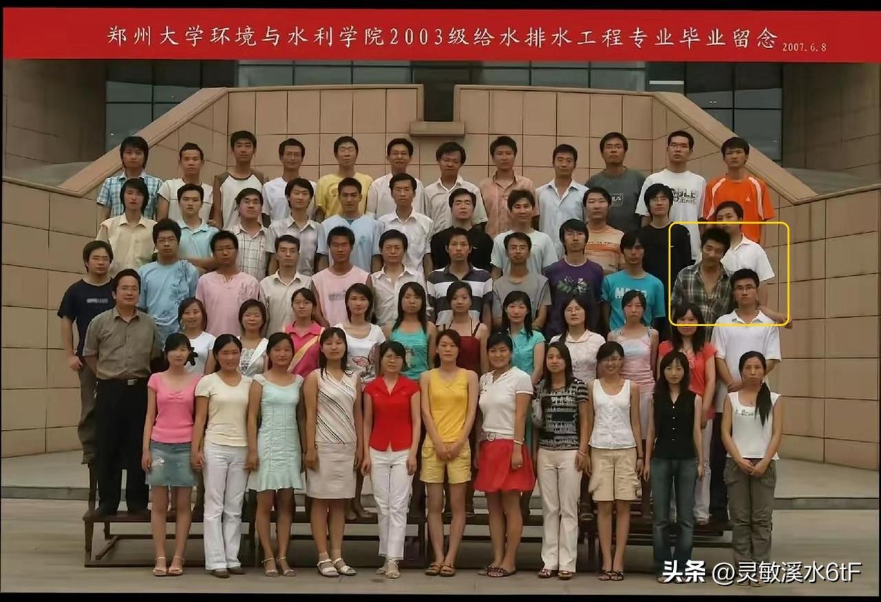 这是张雪峰的大学毕业照。
他出身铁路工人家庭，家境普通清贫，2003年凭借努力，