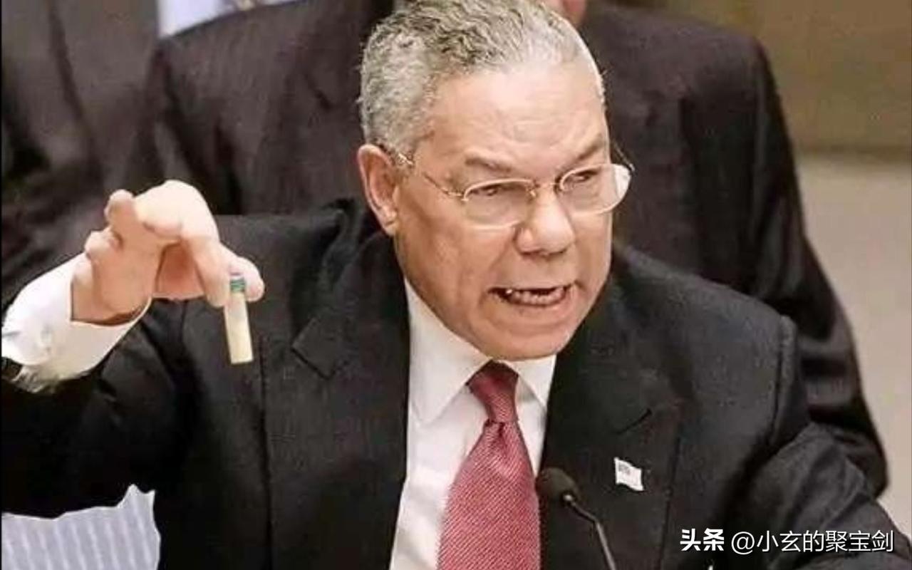 这张照片已经载入史册了
2003年，联合国安理会
时任美国国务卿鲍威尔
拎着一小