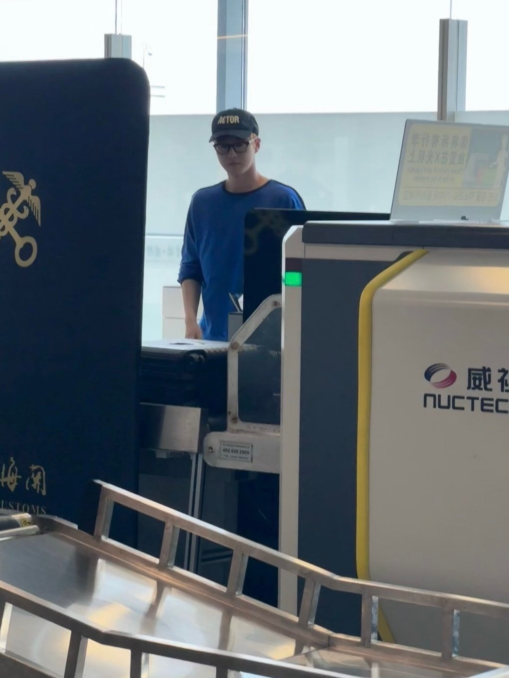 【twi】金俊勉被粉丝偶遇在南京，今天是张艺兴南京演唱会 ​​​